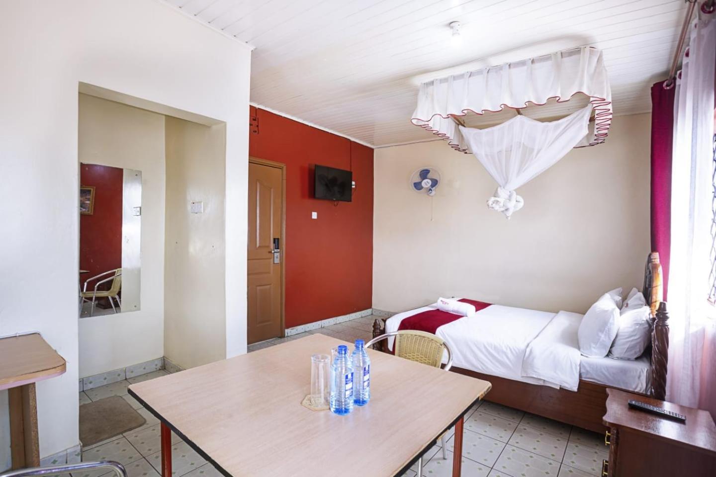 Melvic Hotel Kisumu Buitenkant foto